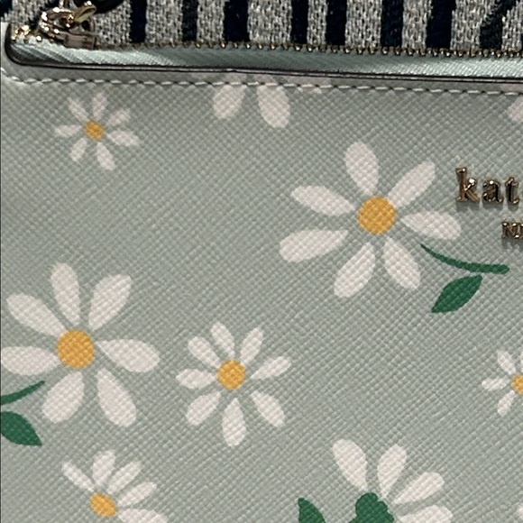 NWOT kate spade Mint Green Floral Wristlet with White & Yellow Daisies - Picture 2 of 9